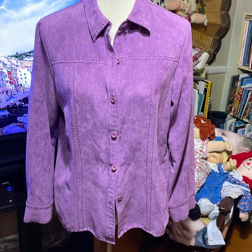 ❤️❤️❤️Relativity size medium, purple, or kind of plum suede feel top !